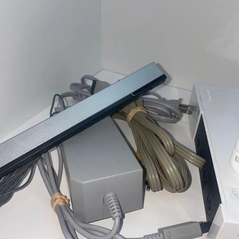 Nintendo Wii White Console RVL-001 Game Cube Compatible Bundle w/ 1 Controller‎